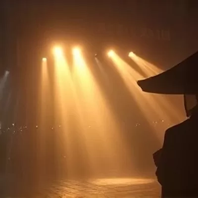 深海回声封面，潜水器灯光照亮海底岩壁